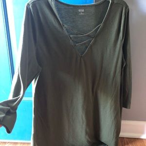 3 quarter sleeve v-neck top